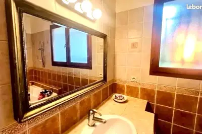 Salle de bains dans l'établissement Villa élégante à La Teste-de-Buch avec piscine privée
