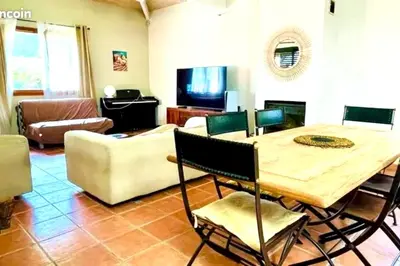 Télévision ou salle de divertissement dans l'établissement Villa élégante à La Teste-de-Buch avec piscine privée
