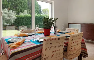 Coin salon dans l'établissement Nice Home In Léon With Kitchen