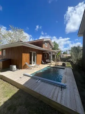 Piscine de l'établissement Villa avec piscine proche du lac ou située à proximité