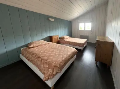 Un ou plusieurs lits dans un hébergement de l'établissement Villa avec piscine proche du lac
