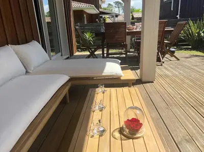 Coin salon dans l'établissement Villa avec piscine proche du lac