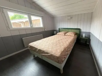 Un ou plusieurs lits dans un hébergement de l'établissement Villa avec piscine proche du lac