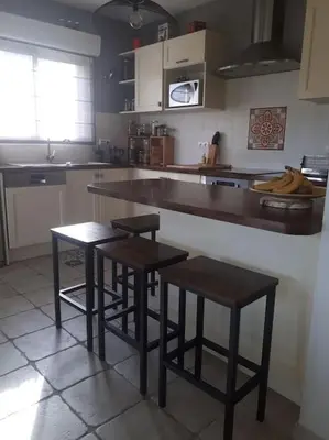 Cuisine ou kitchenette dans l'établissement Maison dans les Landes au bord de l'océan