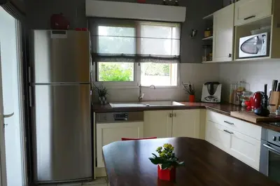 Cuisine ou kitchenette dans l'établissement Maison dans les Landes au bord de l'océan