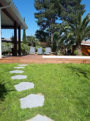 Jardin de l'établissement Maison dans les Landes au bord de l'océan