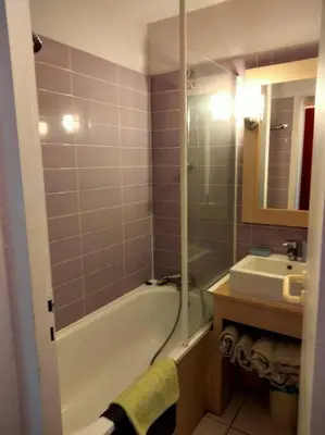 Salle de bains dans l'établissement Appart 4 à 5 Pers face au golf 700m de l'océan