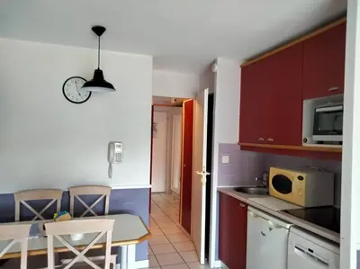 Cuisine ou kitchenette dans l'établissement Appart 4 à 5 Pers face au golf 700m de l'océan