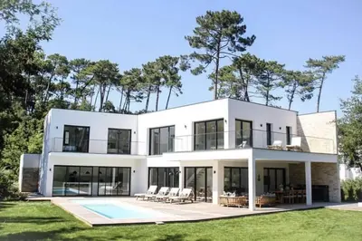 Piscine de l'établissement Villa La Foret Du Lac à HOSSEGOR ou située à proximité