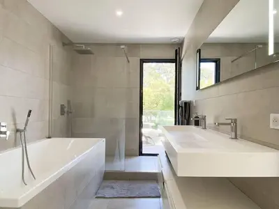 Salle de bains dans l'établissement Villa La Foret Du Lac à HOSSEGOR