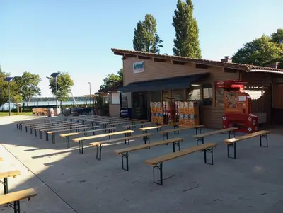 Restaurant ou autre lieu de restauration dans l'établissement MOBIL HOME 6 Places - CLIMATISE