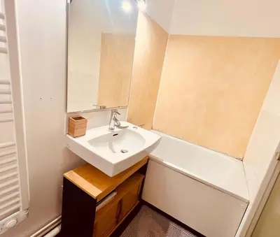 Salle de bains dans l'établissement Charmant T2 à 200m de la plage, location du samedi au samedi !