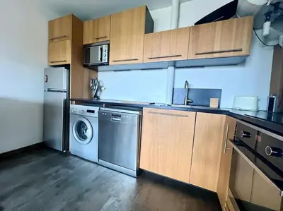 Cuisine ou kitchenette dans l'établissement Charmant T2 à 200m de la plage, location du samedi au samedi !
