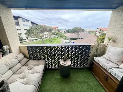 Coin salon dans l'établissement Charmant T2 à 200m de la plage, location du samedi au samedi !
