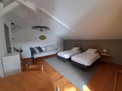 Un ou plusieurs lits dans un hébergement de l'établissement Suite familiale 2 chambres communicantes et piscine