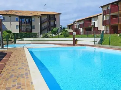 Piscine de l'établissement Appartement T2 à 50m du lac avec piscine et parking - FR-1-379-173 ou située à proximité