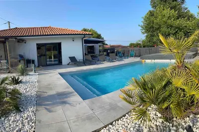 Piscine de l'établissement Magnifique villa avec piscine à 20 min de hossegor ou située à proximité