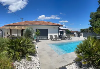 Piscine de l'établissement Magnifique villa avec piscine à 20 min de hossegor ou située à proximité