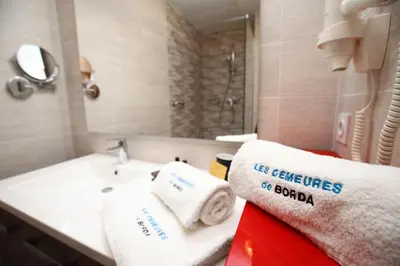 Salle de bains dans l'établissement Les Demeures de Borda