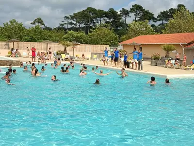 Piscine de l'établissement Mobil'home haut de gamme XXL sous les pins ! ou située à proximité