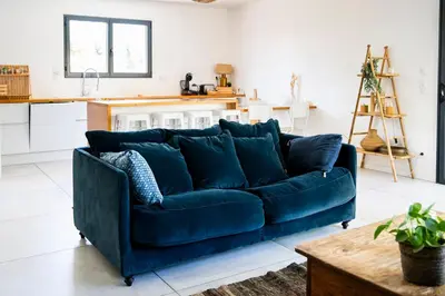 Coin salon dans l'établissement Superbe villa avec piscine