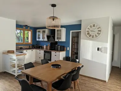 Cuisine ou kitchenette dans l'établissement Jolie maison landaise tout confort