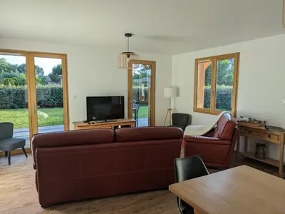 Télévision ou salle de divertissement dans l'établissement Jolie maison landaise tout confort