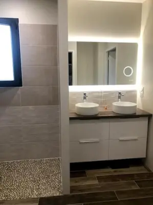 Salle de bains dans l'établissement charmante maison pour des vacances idéales