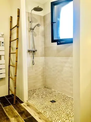 Salle de bains dans l'établissement charmante maison pour des vacances idéales
