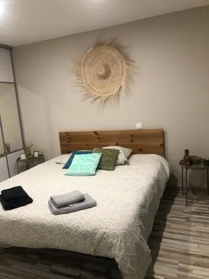Un ou plusieurs lits dans un hébergement de l'établissement charmante maison pour des vacances idéales
