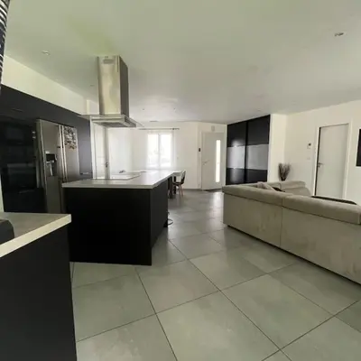 Cuisine ou kitchenette dans l'établissement Maison 3 chambres avec piscine chauffée