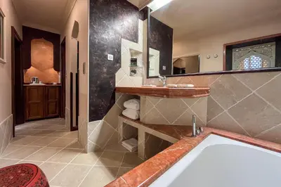 Salle de bains dans l'établissement Chambre d'Art