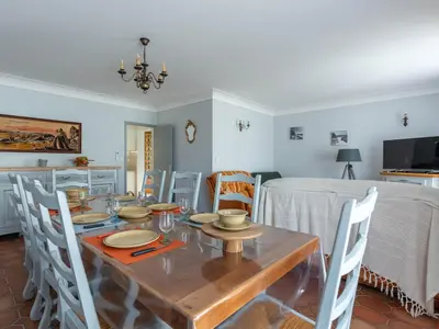 Télévision ou salle de divertissement dans l'établissement Maison rénovée 6 pers. à Biscarrosse - Clim, jardin, à proximité du lac & plages - FR-1-319-549
