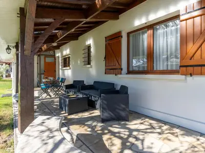 Coin salon dans l'établissement Maison rénovée 6 pers. à Biscarrosse - Clim, jardin, à proximité du lac & plages - FR-1-319-549