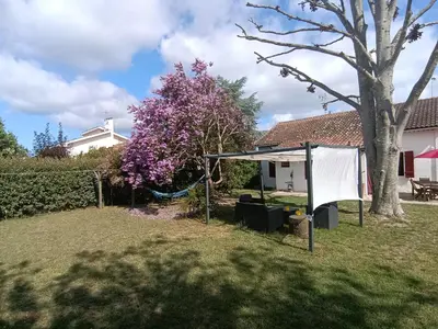 Jardin de l'établissement Charmante maison landaise