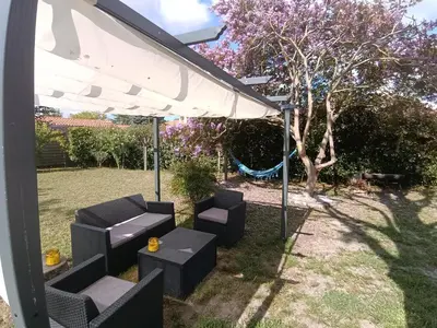 Jardin de l'établissement Charmante maison landaise