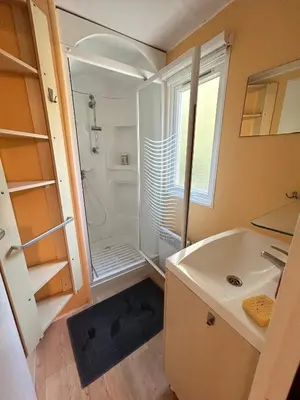 Salle de bains dans l'établissement Mobil home camping Lalande Mimizan