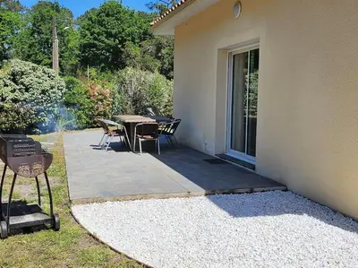 Jardin de l'établissement Charmante maison à 2 pas du lac de Biscarosse