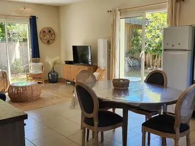 Cuisine ou kitchenette dans l'établissement Charmante maison à 2 pas du lac de Biscarosse