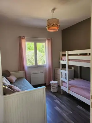 Un ou plusieurs lits dans un hébergement de l'établissement Charmante maison à 2 pas du lac de Biscarosse