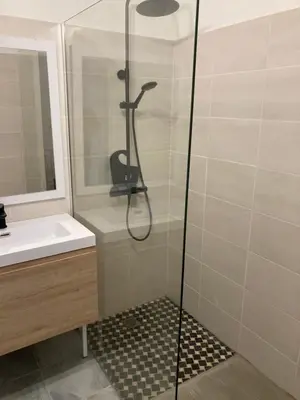 Salle de bains dans l'établissement Gîte de Broy