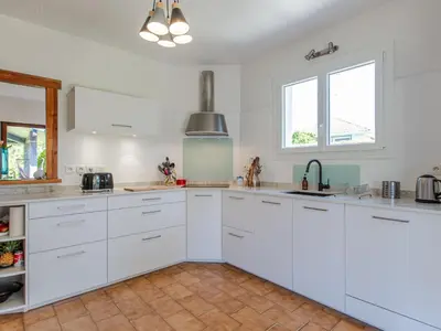 Cuisine ou kitchenette dans l'établissement Holiday Home Labenne Océan 974 by Interhome