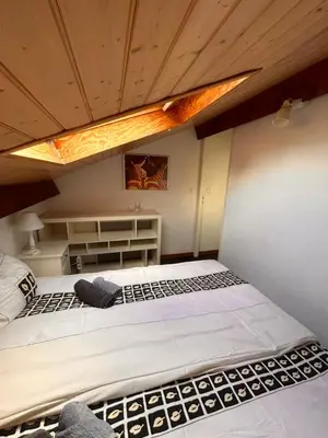 Un ou plusieurs lits dans un hébergement de l'établissement Jolie maison de vacances avec terrasse et jardin