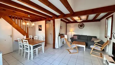 Coin salon dans l'établissement Jolie maison de vacances avec terrasse et jardin