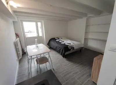 Un ou plusieurs lits dans un hébergement de l'établissement Studio proche centre-ville