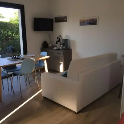 Télévision ou salle de divertissement dans l'établissement Joli studio de 25m2 avec terrasse, idéal pour un couple