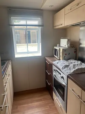 Cuisine ou kitchenette dans l'établissement Mobil home 3 chambres tout confort