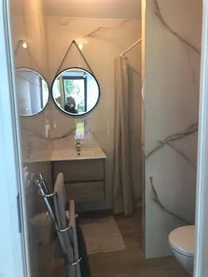 Salle de bains dans l'établissement Joli Studio de 25 M2 au calme, idéal pour un couple