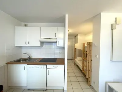 Cuisine ou kitchenette dans l'établissement Studio confortable avec balcon et parking à Vieux-Boucau - FR-1-379-175