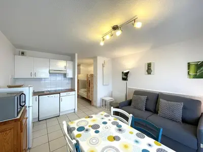 Cuisine ou kitchenette dans l'établissement Studio confortable avec balcon et parking à Vieux-Boucau - FR-1-379-175